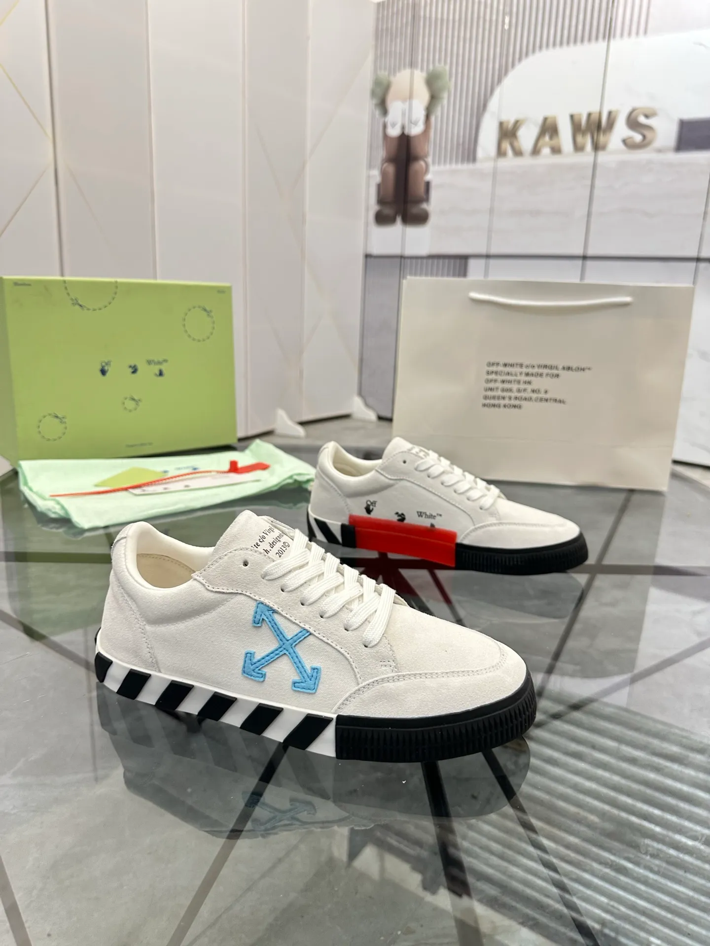 Selling men's shoes 💰: 💰P440¥ Product trademark: OFF WHITE * "OFF WHITE*" low-top casual shoes Regular size: 35-45 (can be customized to 46) Couple style Product materials: imported nubuck leather upper spliced ​​with original fabric, breathable lining, original outsole. No.: H203